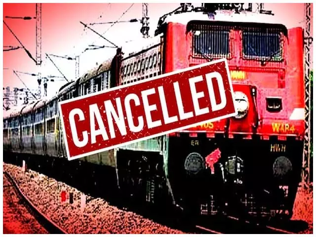 रेल यात्रियों की बढ़ी परेशानियां, कई ट्रेनें रद्द, यात्रा से पहले ट्रेन की स्थिति जांच लें रेल यात्रियों की बढ़ी परेशानियां, कई ट्रेनें रद्द, यात्रा से पहले ट्रेन की स्थिति जांच लें