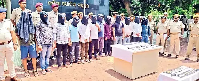 Odisha : 12 लोग गिरफ्तार, छह पिस्तौलें जब्त Odisha : 12 लोग गिरफ्तार, छह पिस्तौलें जब्त