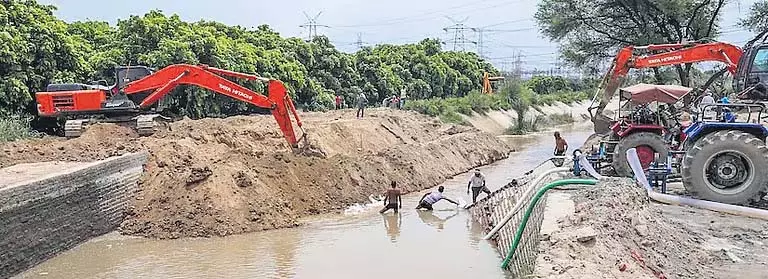 Delhi: मुनक नहर में दो बच्चों की मौत, दो लापता Delhi: मुनक नहर में दो बच्चों की मौत, दो लापता