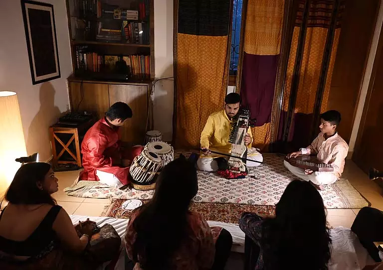 संगीत की घर वापसी: दिल्ली जोड़े ने घरेलू समारोहों में लौटाया शास्त्रीय संगीत संगीत की घर वापसी: दिल्ली जोड़े ने घरेलू समारोहों में लौटाया शास्त्रीय संगीत