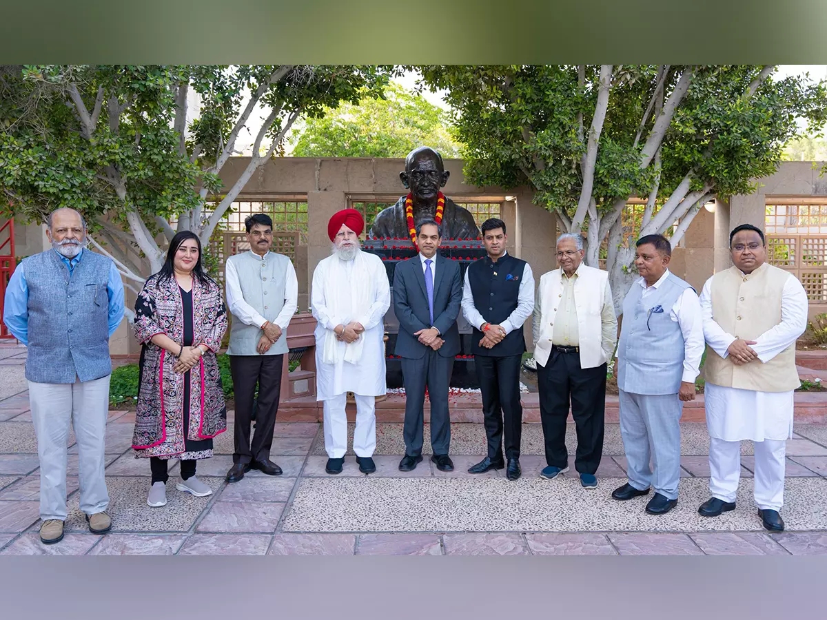 श्रीकांत शिंदे के नेतृत्व में सर्वदलीय प्रतिनिधिमंडल ने Mahatma Gandhi की प्रतिमा पर पुष्पांजलि अर्पित की श्रीकांत शिंदे के नेतृत्व में सर्वदलीय प्रतिनिधिमंडल ने Mahatma Gandhi की प्रतिमा पर पुष्पांजलि अर्पित की