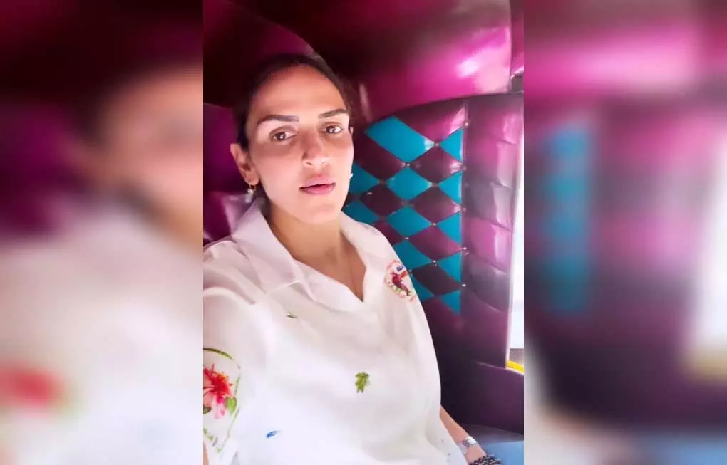 लग्जरी कार छोड़ ऑटो-रिक्शा में बैठीं ये एक्ट्रेस, वीडियो किया शेयर लग्जरी कार छोड़ ऑटो-रिक्शा में बैठीं ये एक्ट्रेस, वीडियो किया शेयर