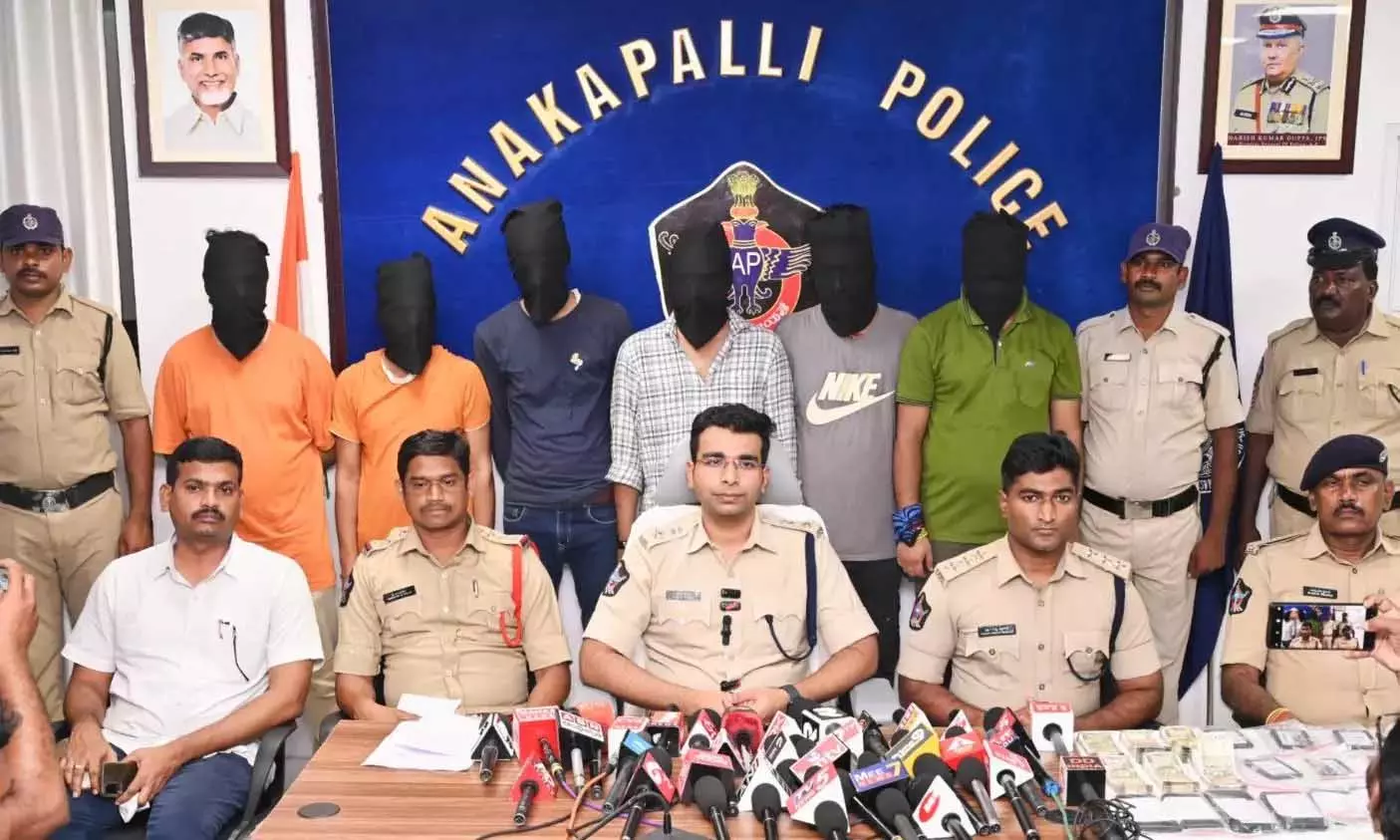 AP: अमेरिकियों को निशाना बनाकर फर्जी अमेज़ॅन सहायता घोटाले में 33 गिरफ्तार AP: अमेरिकियों को निशाना बनाकर फर्जी अमेज़ॅन सहायता घोटाले में 33 गिरफ्तार