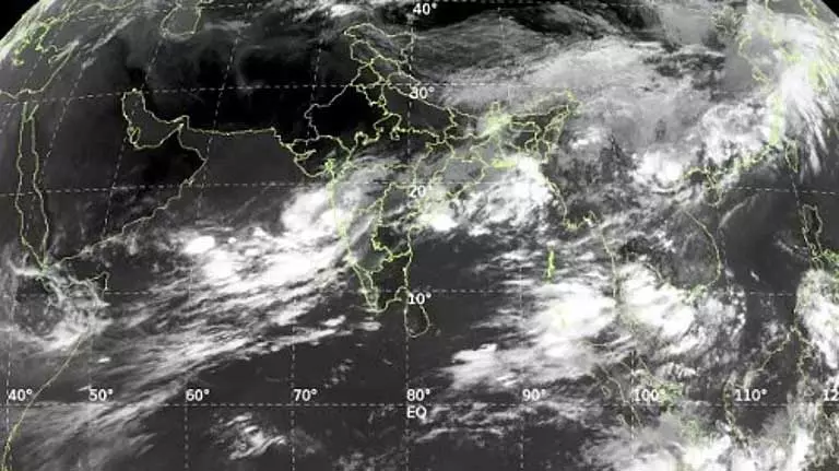 Panaji में भारी बारिश, तेज़ हवाओं और संभावित बाढ़ के लिए तैयार Panaji में भारी बारिश, तेज़ हवाओं और संभावित बाढ़ के लिए तैयार