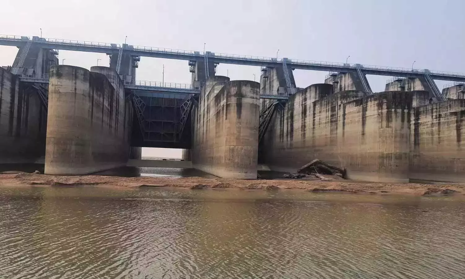 Telangana: शीर्ष सिंचाई अधिकारियों ने कालेश्वरम बैराज, पंप हाउस का निरीक्षण किया Telangana: शीर्ष सिंचाई अधिकारियों ने कालेश्वरम बैराज, पंप हाउस का निरीक्षण किया