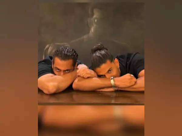 Salman Khan ने केसरी वीर के साथ बड़े पर्दे पर वापसी करने से पहले अभिनेता सूरज पंचोली का उत्साहवर्धन किया Salman Khan ने केसरी वीर के साथ बड़े पर्दे पर वापसी करने से पहले अभिनेता सूरज पंचोली का उत्साहवर्धन किया