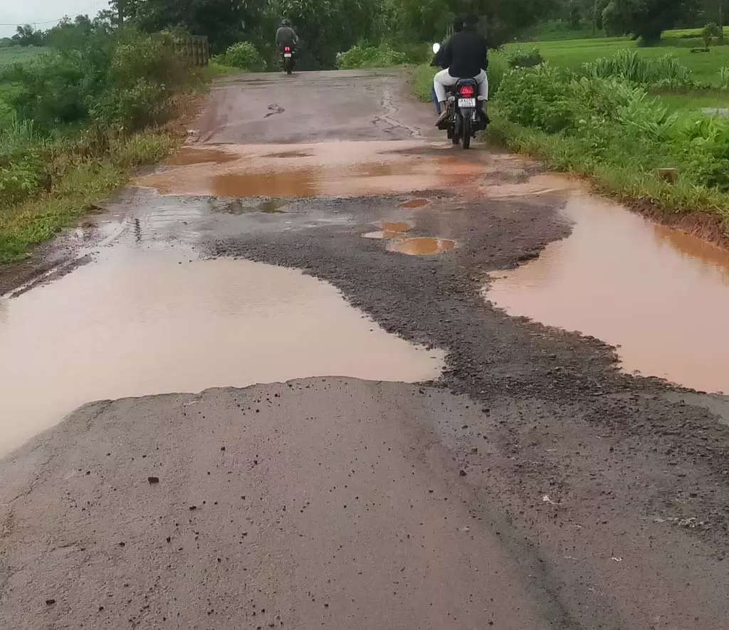 संकरी सड़क: खतरे को आमंत्रण संकरी सड़क: खतरे को आमंत्रण