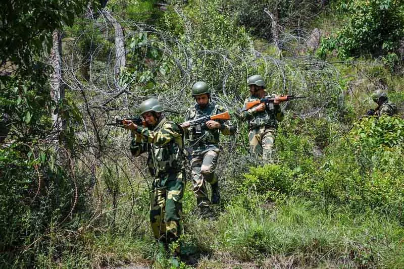 BSF ने फिरोजपुर सेक्टर में एक व्यक्ति को पिस्तौल के साथ पकड़ा, दो ड्रोन बरामद BSF ने फिरोजपुर सेक्टर में एक व्यक्ति को पिस्तौल के साथ पकड़ा, दो ड्रोन बरामद
