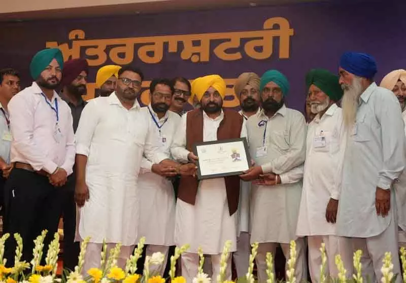 CM ने धुरी की 29 सहकारी समितियों को 99 प्रतिशत ऋण वसूली के लिए सम्मानित किया CM ने धुरी की 29 सहकारी समितियों को 99 प्रतिशत ऋण वसूली के लिए सम्मानित किया