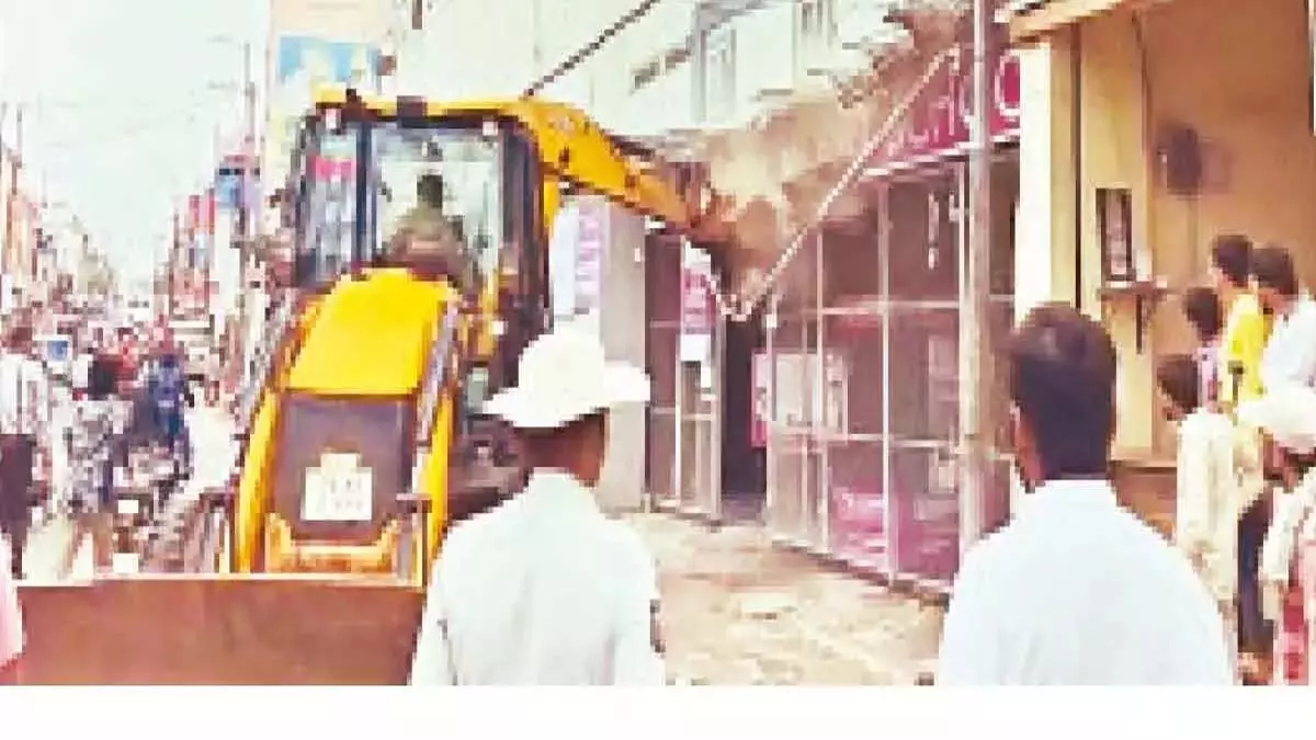 GHMC ने आसिफनगर-झिर्रा रोड पर अतिक्रमण को ध्वस्त किया GHMC ने आसिफनगर-झिर्रा रोड पर अतिक्रमण को ध्वस्त किया