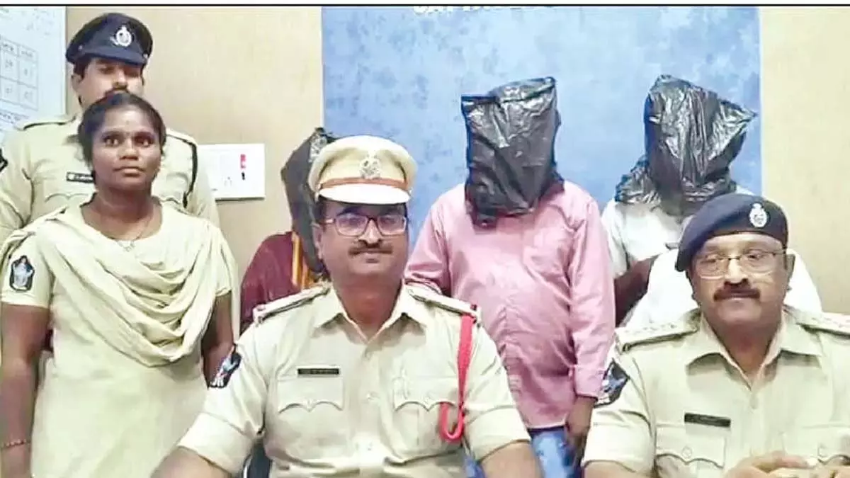 नाबालिग को दफनाने के आरोप में 3 गिरफ्तार नाबालिग को दफनाने के आरोप में 3 गिरफ्तार