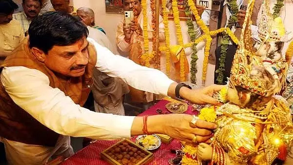 MP CM : उज्जैन के अनंत नारायण मंदिर में प्राण प्रतिष्ठा समारोह के दौरान हरि भजन गाया MP CM : उज्जैन के अनंत नारायण मंदिर में प्राण प्रतिष्ठा समारोह के दौरान हरि भजन गाया