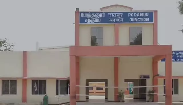 अवैध रूप से रेल टिकट बेचने के आरोप में व्यक्ति गिरफ्तार: RPF की कार्रवाई अवैध रूप से रेल टिकट बेचने के आरोप में व्यक्ति गिरफ्तार: RPF की कार्रवाई