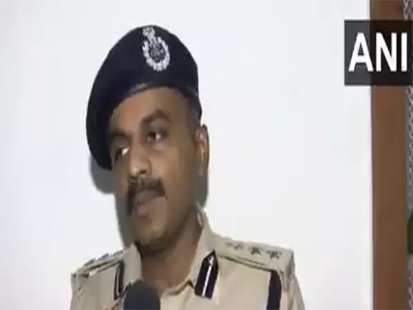 121 बांग्लादेशी अप्रवासी हिरासत में लिए गए; पांच से SIT ने की पूछताछ: डीसीपी निधान वलसन 121 बांग्लादेशी अप्रवासी हिरासत में लिए गए; पांच से SIT ने की पूछताछ: डीसीपी निधान वलसन