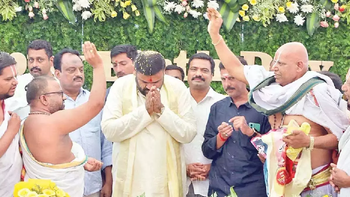 Srikalahasti MLA ने अपने जन्मदिन पर सेवा कार्य किए Srikalahasti MLA ने अपने जन्मदिन पर सेवा कार्य किए