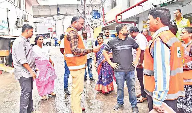 GHMC आयुक्त आरवी कर्णन ने सरूरनगर में विकास कार्यों का निरीक्षण किया GHMC आयुक्त आरवी कर्णन ने सरूरनगर में विकास कार्यों का निरीक्षण किया