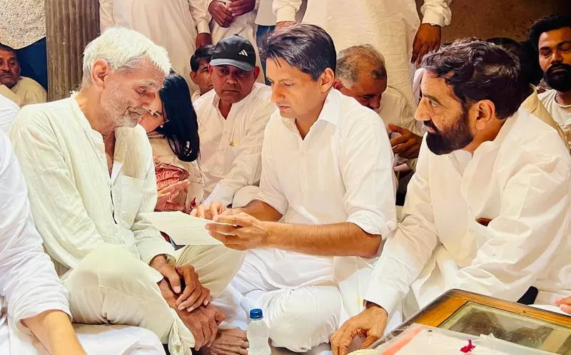 Haryana : सांसद दीपेंद्र हुड्डा ने शहीद के परिजनों से मुलाकात कर श्रद्धांजलि दी Haryana : सांसद दीपेंद्र हुड्डा ने शहीद के परिजनों से मुलाकात कर श्रद्धांजलि दी
