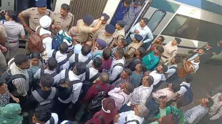 रेलवे स्टेशन पर यात्रियों का हंगामा, रोकी गई वंदे भारत एक्सप्रेस रेलवे स्टेशन पर यात्रियों का हंगामा, रोकी गई वंदे भारत एक्सप्रेस