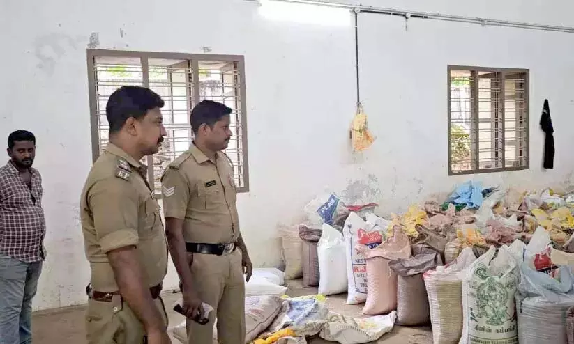 परसाला में खाद्य गोदाम का निरीक्षण; 15,000 किलोग्राम राशन जब्त परसाला में खाद्य गोदाम का निरीक्षण; 15,000 किलोग्राम राशन जब्त