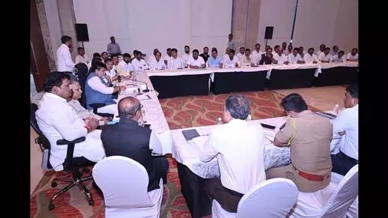 चाकण इंडस्ट्रियल एरिया में अधूरी योजनाएं बनी चिंता चाकण इंडस्ट्रियल एरिया में अधूरी योजनाएं बनी चिंता