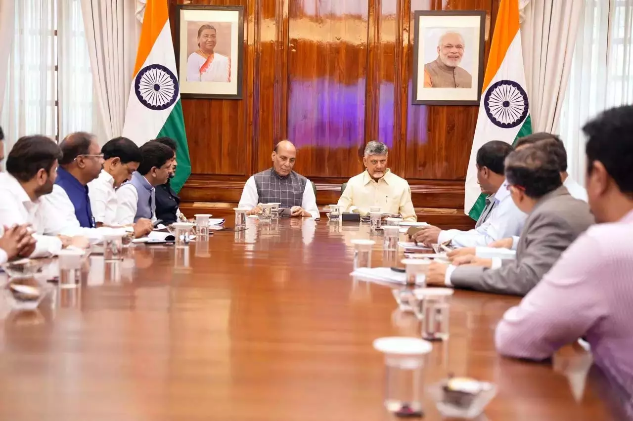 CM नायडू ने रूफटॉप सोलर योजना, रक्षा विनिर्माण केंद्र के लिए केंद्र से सहयोग मांगा CM नायडू ने रूफटॉप सोलर योजना, रक्षा विनिर्माण केंद्र के लिए केंद्र से सहयोग मांगा