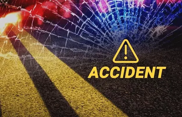 Shamshabad: बालू से भरा ओवरलोड ट्रक पलटा, राहगीर बाल-बाल बचे Shamshabad: बालू से भरा ओवरलोड ट्रक पलटा, राहगीर बाल-बाल बचे