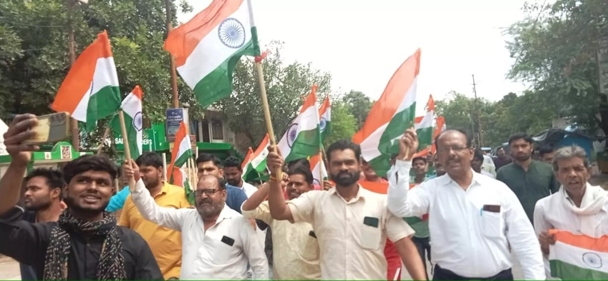 Farrukhabad: सैकड़ों भाजपाइयों ने धूमधाम से निकालीं भारत शौर्य तिरंगा यात्रायें Farrukhabad: सैकड़ों भाजपाइयों ने धूमधाम से निकालीं भारत शौर्य तिरंगा यात्रायें