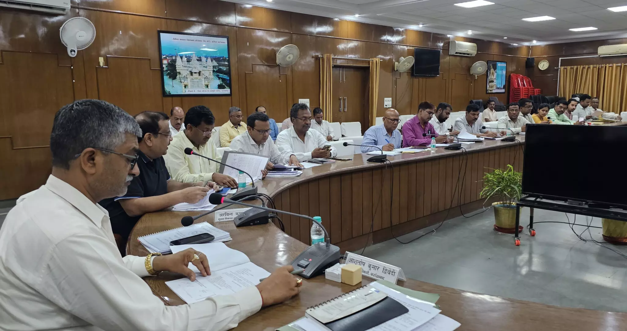Farrukhabad: जिलाधिकारी ने वंदन योजनान्तर्गत कराये जाने वाले निर्माण कार्यों के संबंध में ली बैठक Farrukhabad: जिलाधिकारी ने वंदन योजनान्तर्गत कराये जाने वाले निर्माण कार्यों के संबंध में ली बैठक