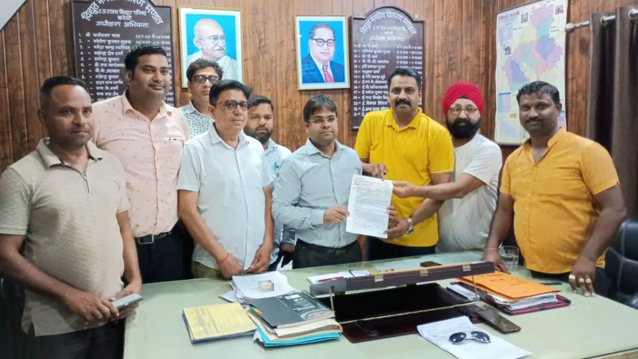Bareilly: बिजली कटौती से कारोबार हो रहा प्रभावित, पदाधिकारियों ने सौंपा ज्ञापन Bareilly: बिजली कटौती से कारोबार हो रहा प्रभावित, पदाधिकारियों ने सौंपा ज्ञापन