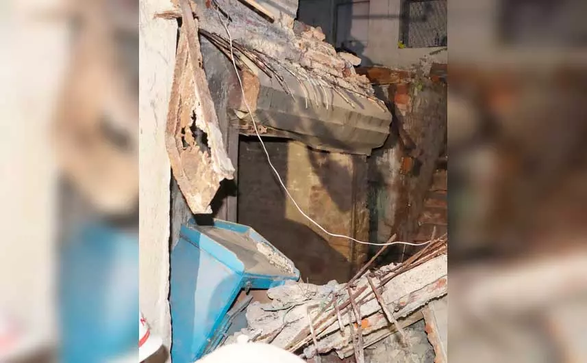 रेलवे स्टेशन पर बेसमेंट खुदाई के दौरान मिट्टी ढही, दो महिला मजदूरों की मौत रेलवे स्टेशन पर बेसमेंट खुदाई के दौरान मिट्टी ढही, दो महिला मजदूरों की मौत