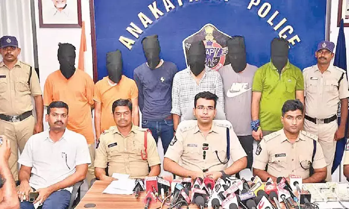 Andhra: अंतरराष्ट्रीय साइबर धोखाधड़ी के आरोप में 33 गिरफ्तार Andhra: अंतरराष्ट्रीय साइबर धोखाधड़ी के आरोप में 33 गिरफ्तार