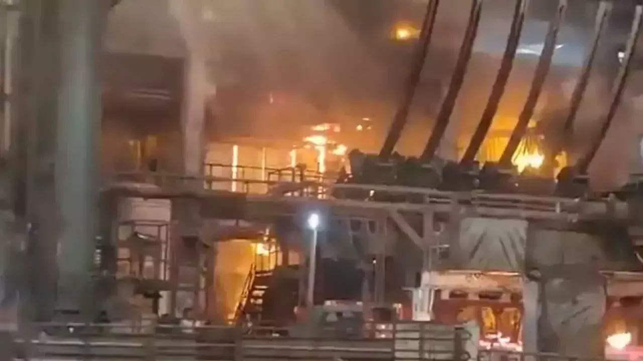 Andhra: विशाखापत्तनम स्टील प्लांट में आग लगी Andhra: विशाखापत्तनम स्टील प्लांट में आग लगी