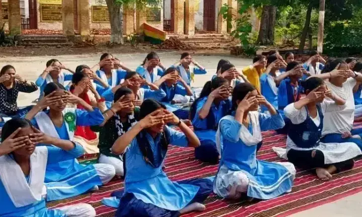 Basti: समर कैंप में बच्चों को IYA ने दिए स्ट्रेस फ्री रहने के योग टिप्स Basti: समर कैंप में बच्चों को IYA ने दिए स्ट्रेस फ्री रहने के योग टिप्स