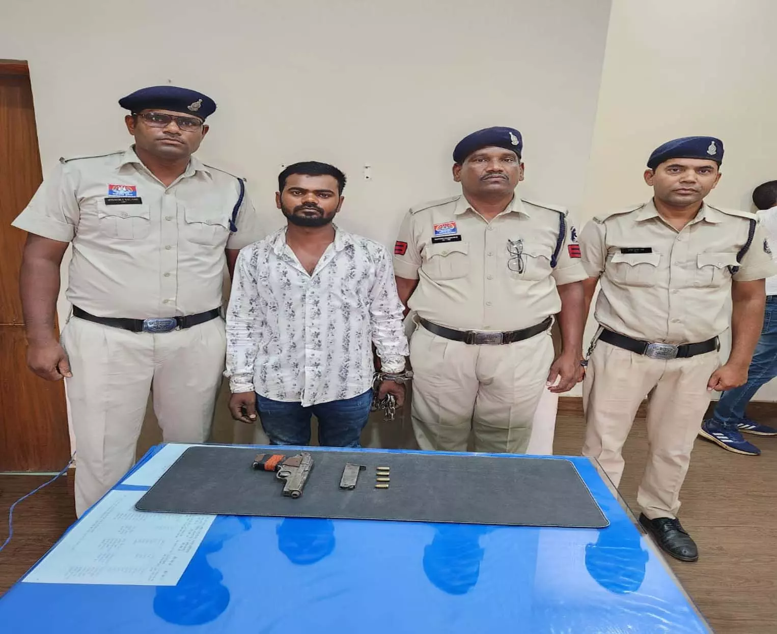 Raipur Breaking: देशी पिस्टल के साथ युवक गिरफ्तार, मंदिर हसौद पुलिस की बड़ी कार्रवाई Raipur Breaking: देशी पिस्टल के साथ युवक गिरफ्तार, मंदिर हसौद पुलिस की बड़ी कार्रवाई