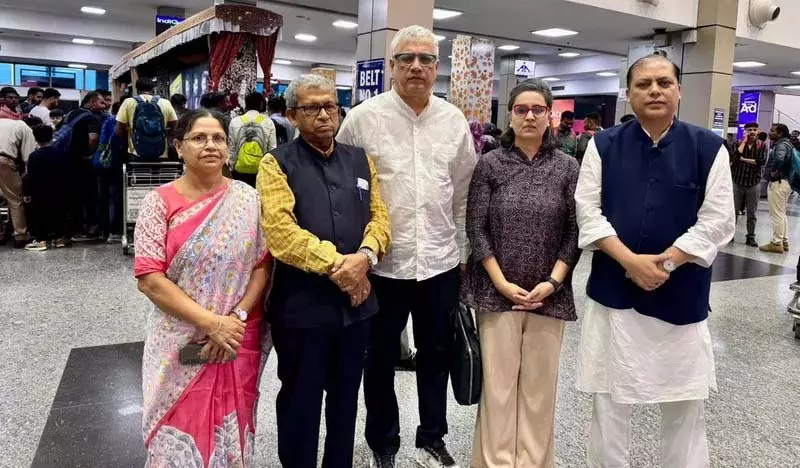 TMC प्रतिनिधिमंडल ने गोलाबारी प्रभावित राजौरी का दौरा किया TMC प्रतिनिधिमंडल ने गोलाबारी प्रभावित राजौरी का दौरा किया