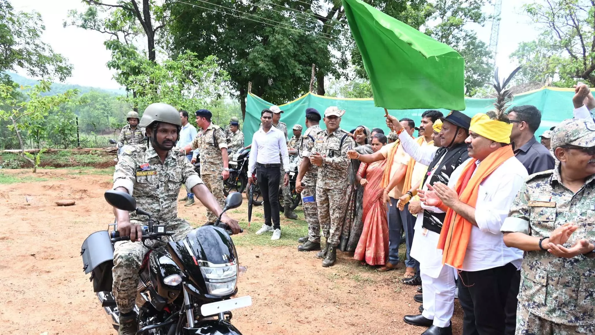 मुख्यमंत्री विष्णुदेव साय ने नक्सल प्रभावित क्षेत्रों में सुरक्षा बलों को दी 50 मोटरसाइकिलें मुख्यमंत्री विष्णुदेव साय ने नक्सल प्रभावित क्षेत्रों में सुरक्षा बलों को दी 50 मोटरसाइकिलें