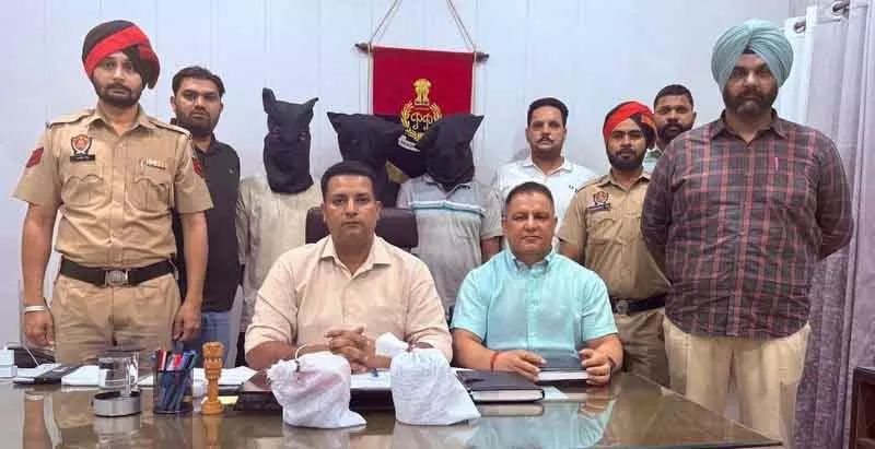 Ludhiana: 290 ग्राम हेरोइन और एक लाख रुपये के साथ तीन गिरफ्तार Ludhiana: 290 ग्राम हेरोइन और एक लाख रुपये के साथ तीन गिरफ्तार