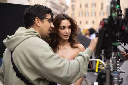 वॉर 2 की कहानी और ऋतिक-एनटीआर की एक्टिंग ने किया प्रेरित : अयान मुखर्जी वॉर 2 की कहानी और ऋतिक-एनटीआर की एक्टिंग ने किया प्रेरित : अयान मुखर्जी