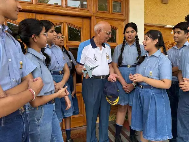 Panchkula के स्कूली छात्रों की 1971 के युद्ध के दिग्गज से मुलाकात Panchkula के स्कूली छात्रों की 1971 के युद्ध के दिग्गज से मुलाकात