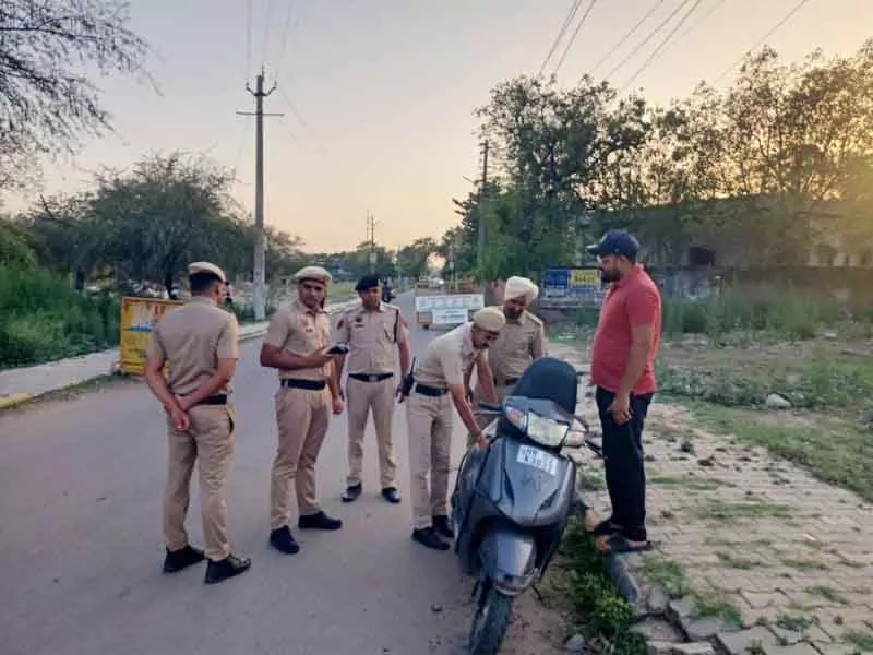 Panchkula में बिना हेलमेट वाहन चलाने पर 16,000 से अधिक लोगों पर जुर्माना Panchkula में बिना हेलमेट वाहन चलाने पर 16,000 से अधिक लोगों पर जुर्माना