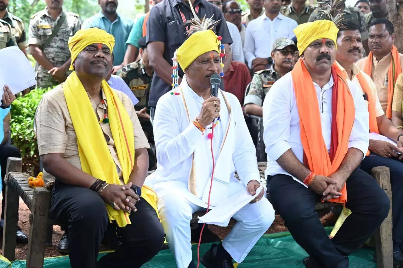 बासिंग कैम्प परिसर में मुख्यमंत्री ने लगाई जन-चौपाल बासिंग कैम्प परिसर में मुख्यमंत्री ने लगाई जन-चौपाल