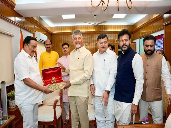 CM चंद्रबाबू नायडू ने केंद्रीय जल शक्ति मंत्री को नदी-जोड़ो परियोजना का प्रस्ताव सौंपा CM चंद्रबाबू नायडू ने केंद्रीय जल शक्ति मंत्री को नदी-जोड़ो परियोजना का प्रस्ताव सौंपा