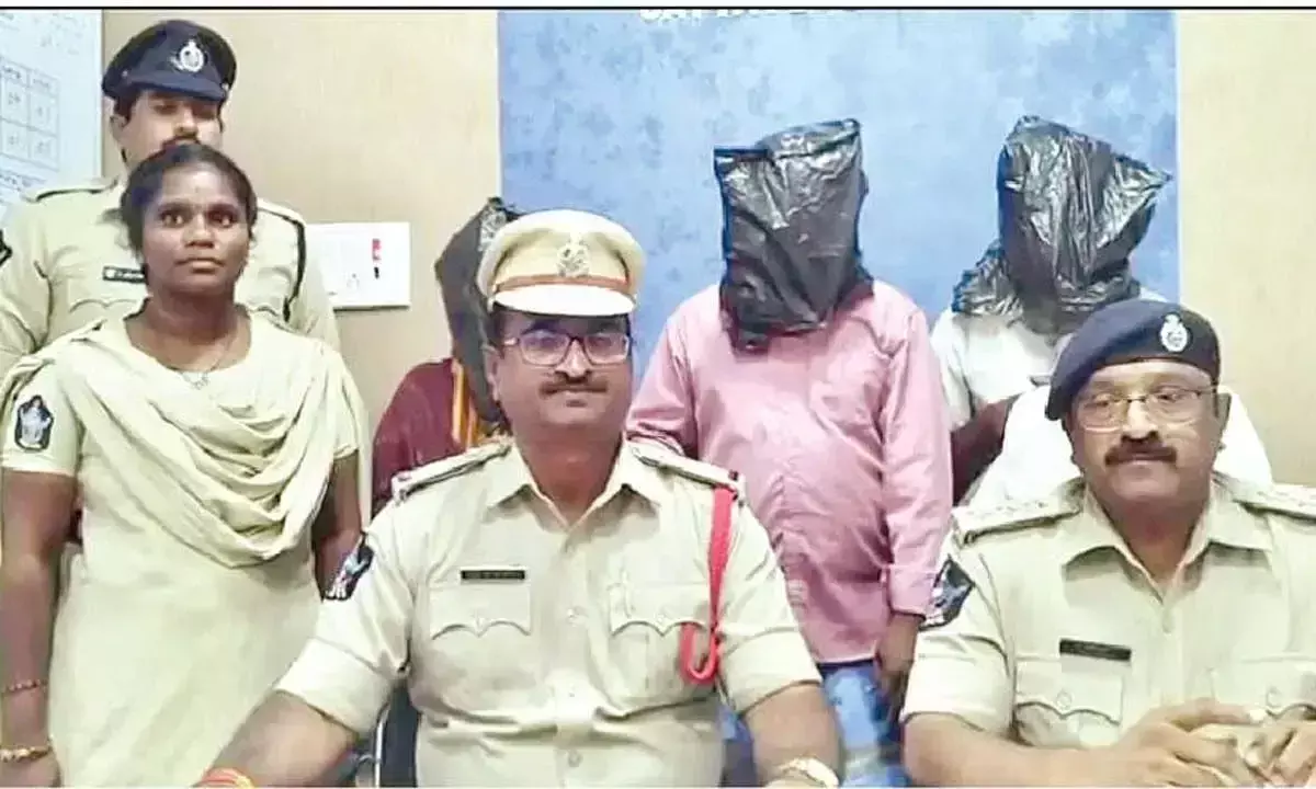 Andhra: नाबालिग को दफनाने के आरोप में 3 लोग गिरफ्तार Andhra: नाबालिग को दफनाने के आरोप में 3 लोग गिरफ्तार