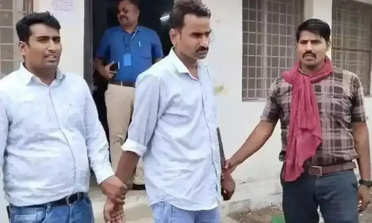 Bhopal: 3 हजार की रिश्वत लेते तहसील क्लर्क गिरफ्तार Bhopal: 3 हजार की रिश्वत लेते तहसील क्लर्क गिरफ्तार