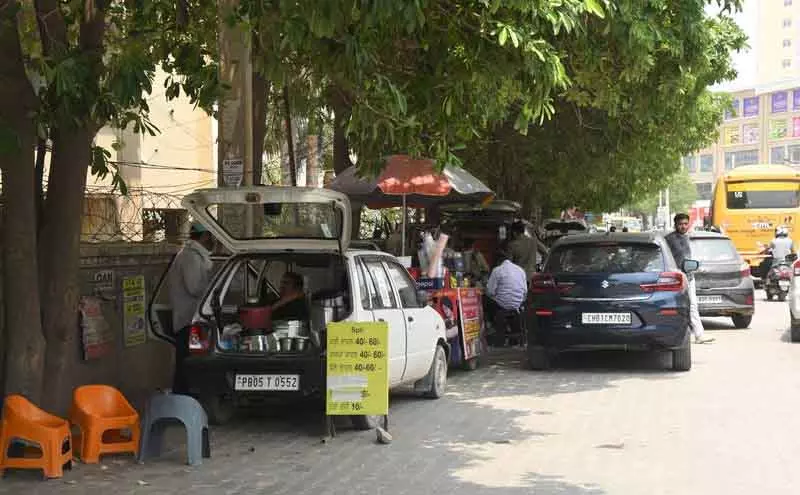 अवैध ढाबों ने VIP रोड को फूड स्ट्रीट में बदल दिया अवैध ढाबों ने VIP रोड को फूड स्ट्रीट में बदल दिया