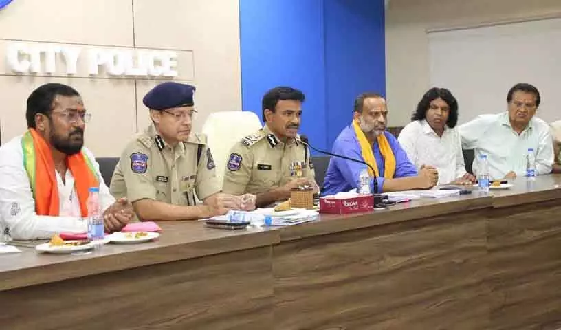 कमिश्नर CV Anand ने बकरीद से पहले शांतिपूर्ण माहौल बनाने के लिए गौ सेवा संघों के साथ बैठक की कमिश्नर CV Anand ने बकरीद से पहले शांतिपूर्ण माहौल बनाने के लिए गौ सेवा संघों के साथ बैठक की