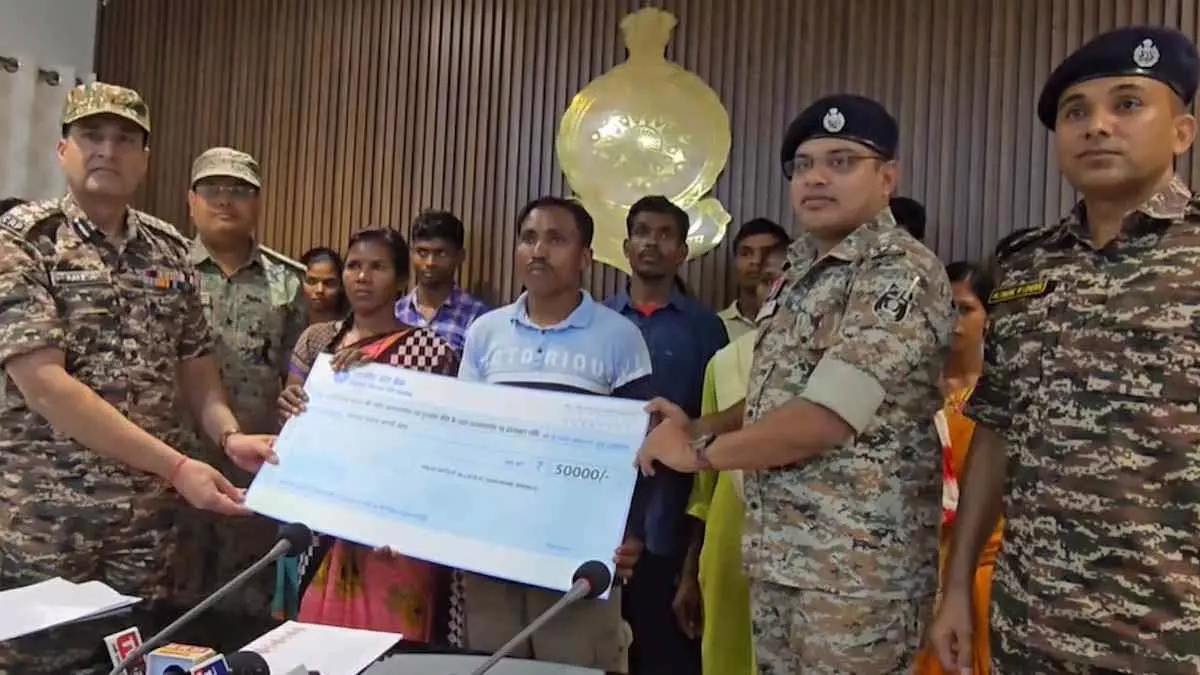 बीजापुर में 87.50 लाख के इनामी 24 हार्डकोर नक्सलियों ने किया आत्मसमर्पण बीजापुर में 87.50 लाख के इनामी 24 हार्डकोर नक्सलियों ने किया आत्मसमर्पण