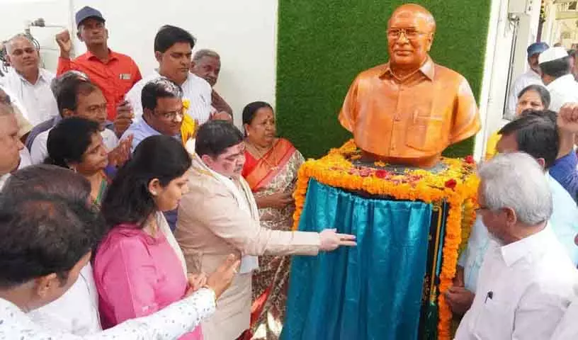 Karimnagar में लोक सत्ता श्रीनिवास की प्रतिमा का अनावरण किया गया Karimnagar में लोक सत्ता श्रीनिवास की प्रतिमा का अनावरण किया गया