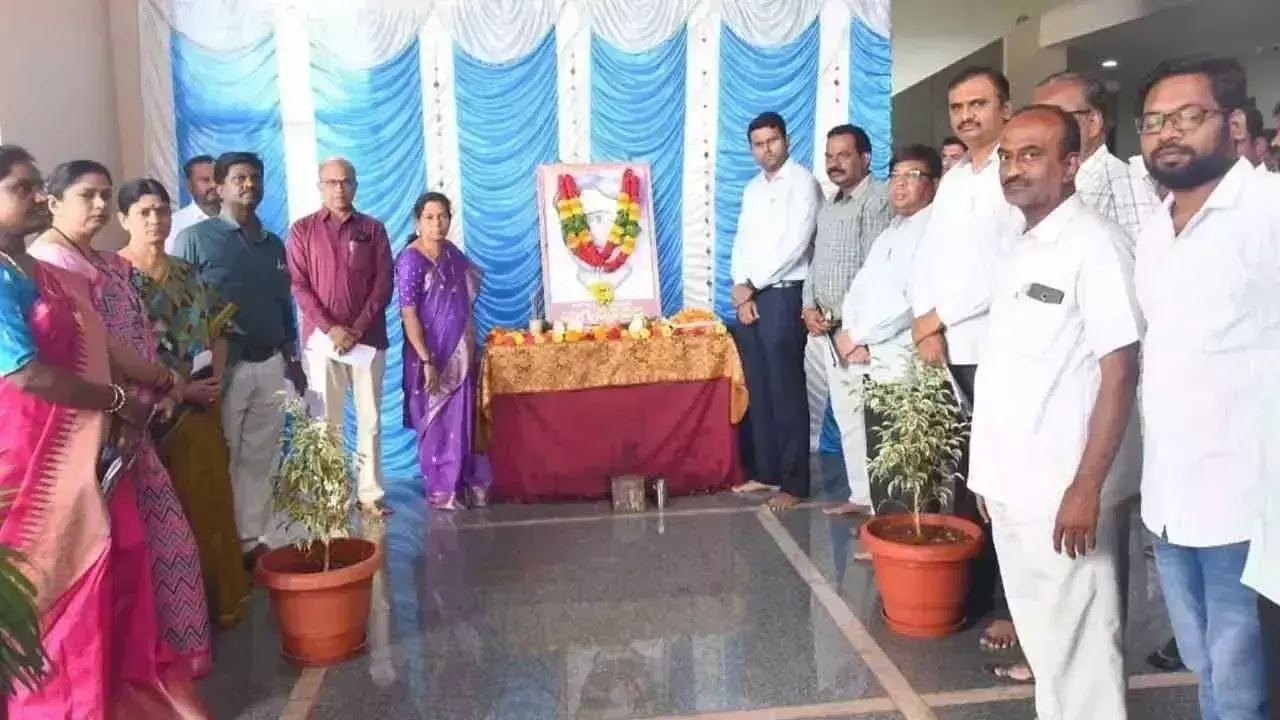 Collector संतोष ने युवाओं से भाग्य रेड्डी वर्मा के आदर्शों पर चलने का आह्वान किया Collector संतोष ने युवाओं से भाग्य रेड्डी वर्मा के आदर्शों पर चलने का आह्वान किया