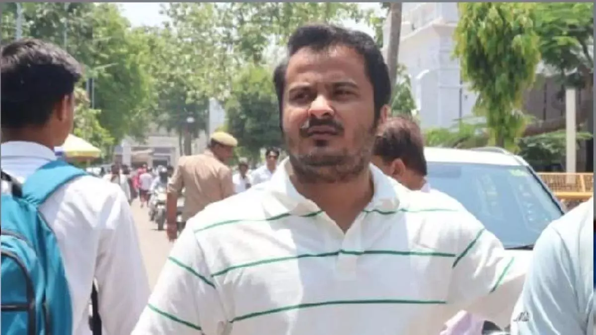 Leader को धमकाने के मामले में अब्दुल्ला आजम खां ने दर्ज कराए बयान, सफाई पेश करने से किया इनकार Leader को धमकाने के मामले में अब्दुल्ला आजम खां ने दर्ज कराए बयान, सफाई पेश करने से किया इनकार